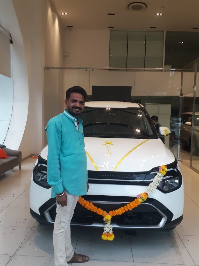 Kia Carens Showroom Delivery - Hindavi Tours & Travels